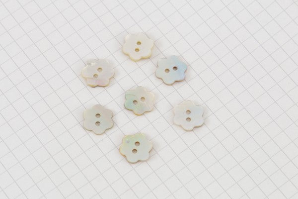 Rustic Flower Buttons, Mother of Pearl, Natural, 11.25mm (pack of 7)