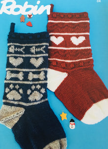 3043 Robin Christmas stockings Double Knitting Pattern